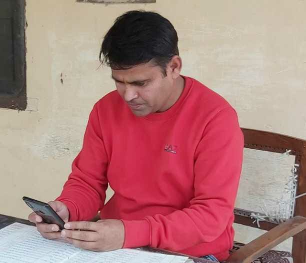 ऑनलाइन प्रशिक्षण लेते अध्यापक।